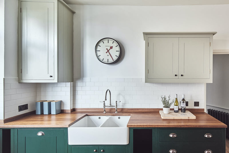 Kitchen sink with wooden worktops and Lick Green 06 cabinets