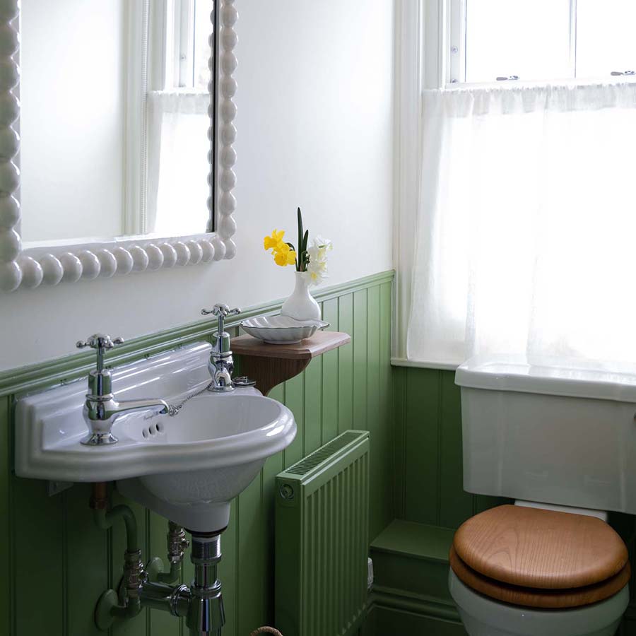 Bathroom in Lick Green 04